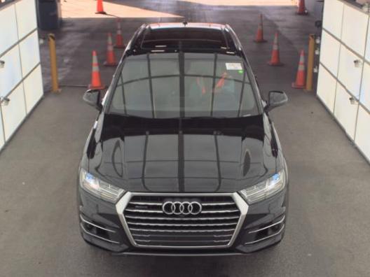 Audi Q7 Vehicle Full-screen Gallery Image 02