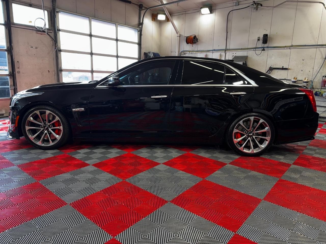 Cadillac CTS-V Sedan Vehicle Full-screen Gallery Image 04