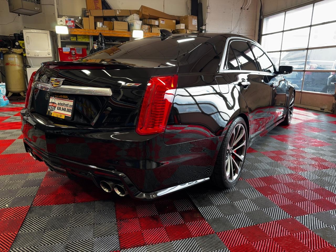 Cadillac CTS-V Sedan Vehicle Full-screen Gallery Image 07
