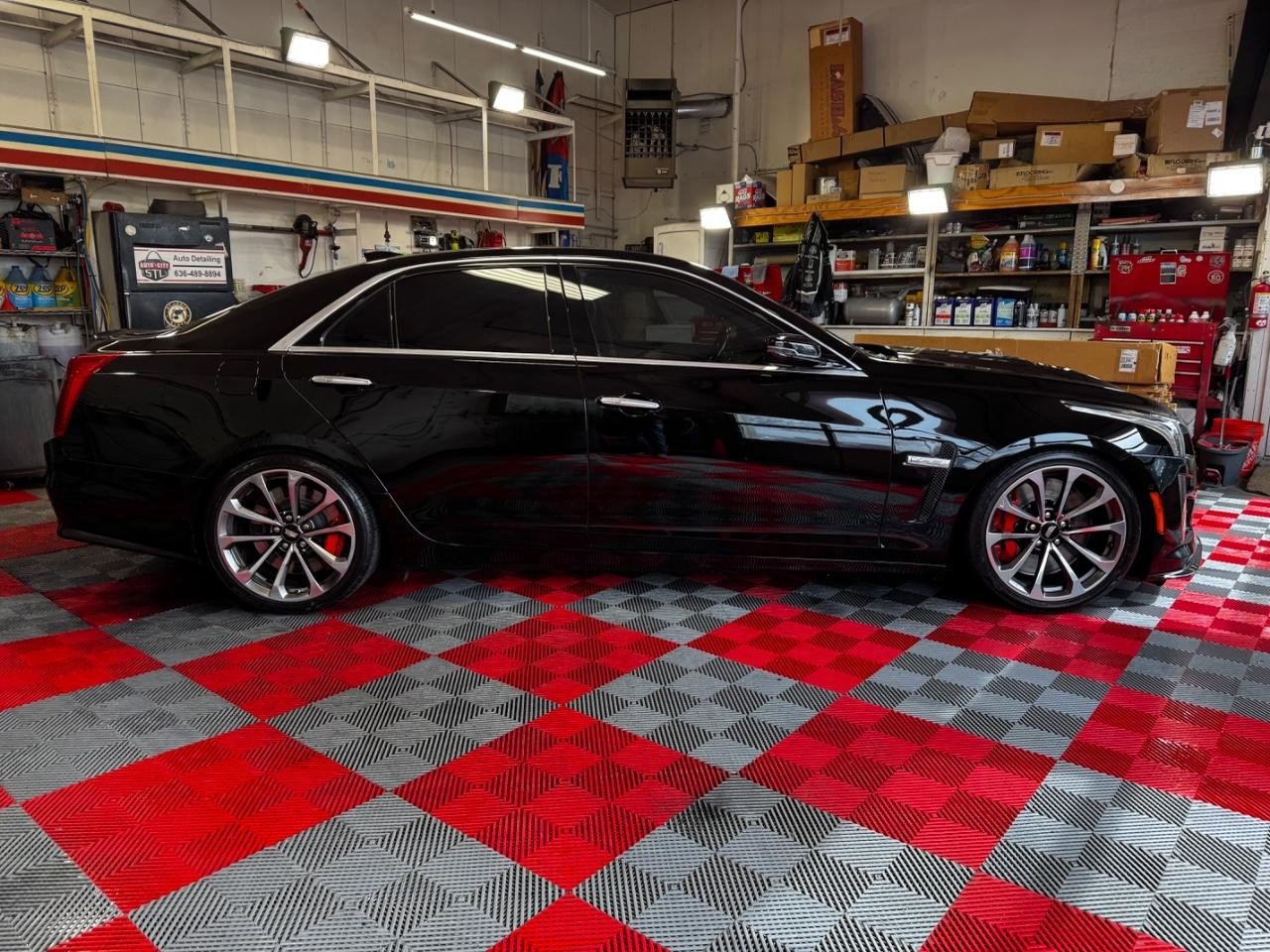 Cadillac CTS-V Sedan Vehicle Full-screen Gallery Image 08