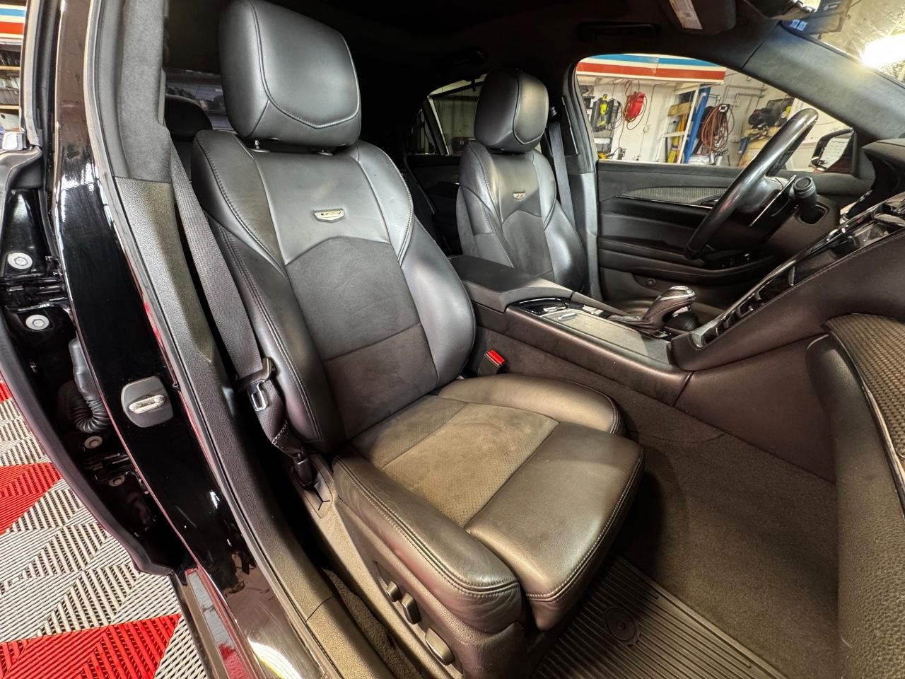 Cadillac CTS-V Sedan Vehicle Full-screen Gallery Image 09