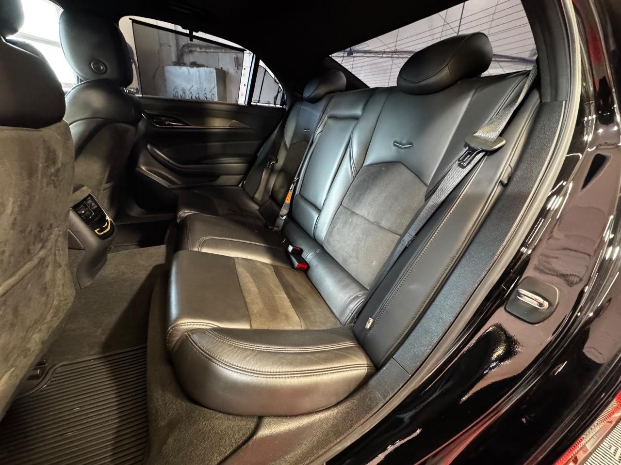 Cadillac CTS-V Sedan Vehicle Full-screen Gallery Image 12