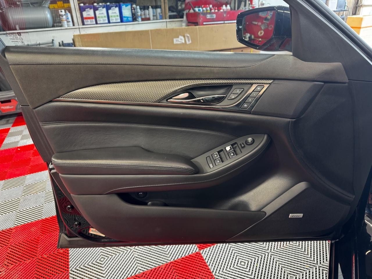 Cadillac CTS-V Sedan Vehicle Full-screen Gallery Image 14