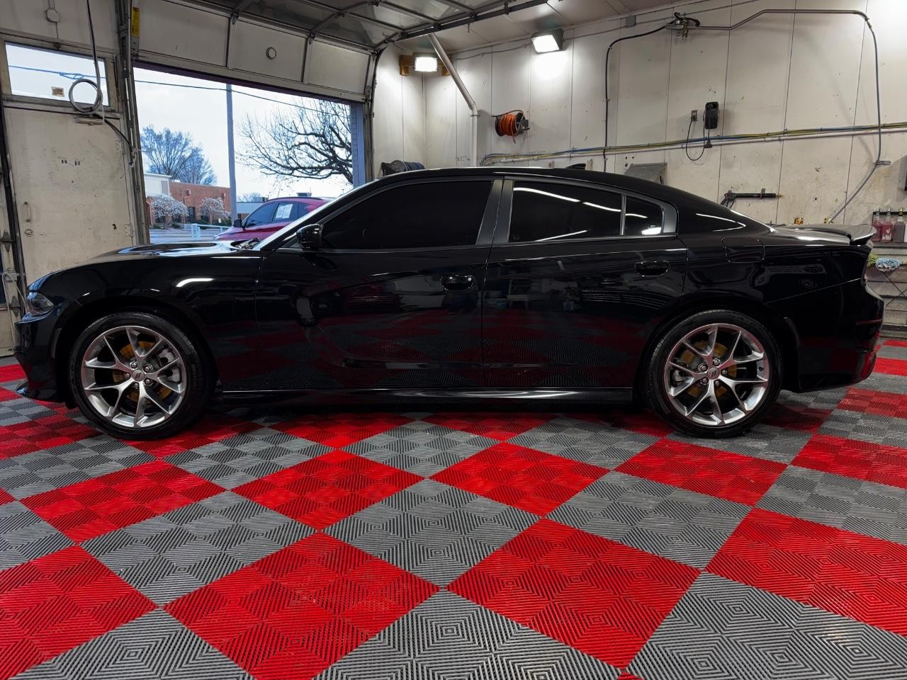 Dodge Charger Vehicle Full-screen Gallery Image 04