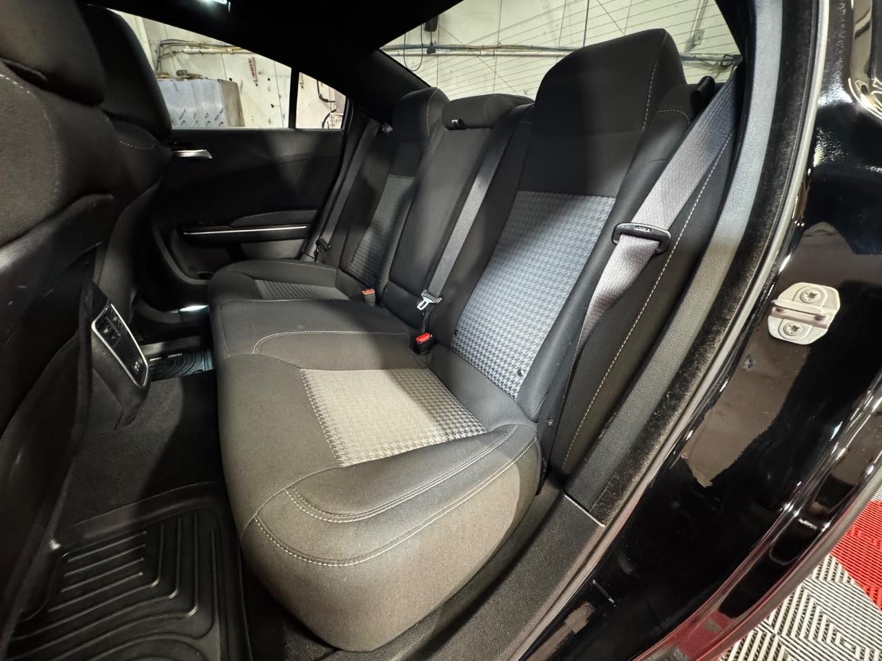 Dodge Charger Vehicle Full-screen Gallery Image 12