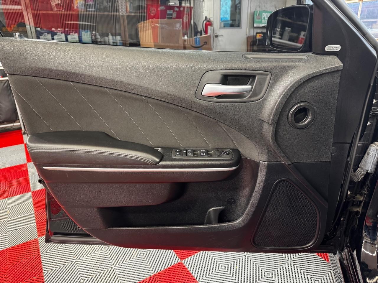 Dodge Charger Vehicle Full-screen Gallery Image 13