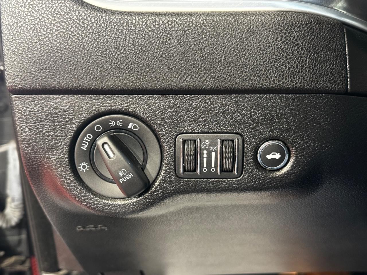 Dodge Charger Vehicle Full-screen Gallery Image 15