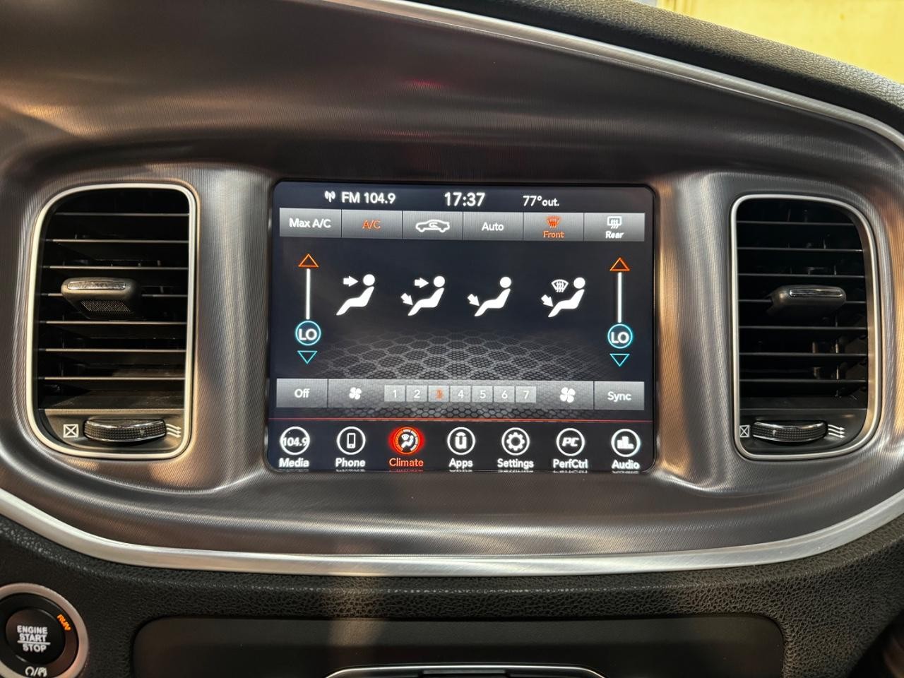 Dodge Charger Vehicle Full-screen Gallery Image 18