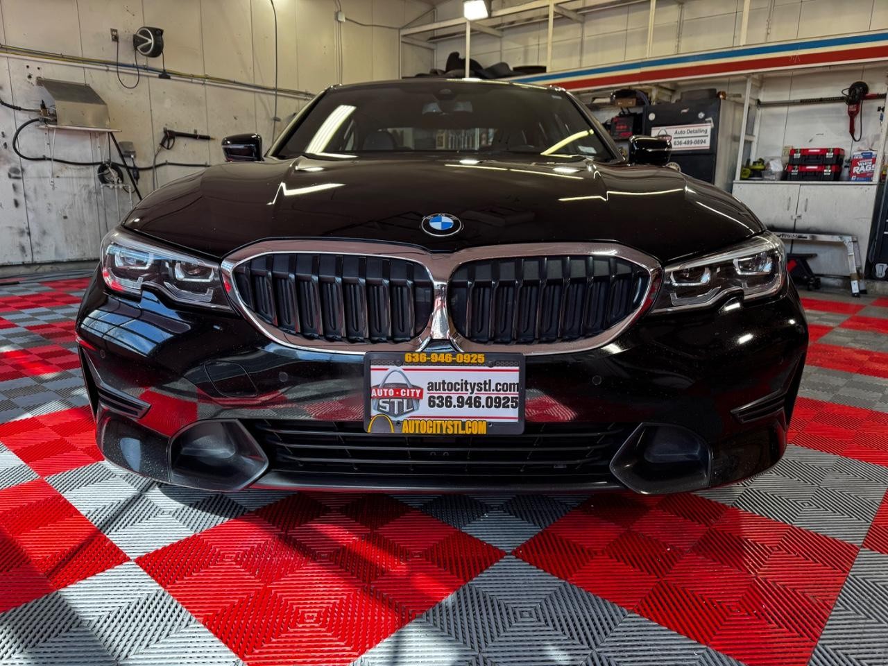 BMW 3 Series Vehicle Full-screen Gallery Image 02