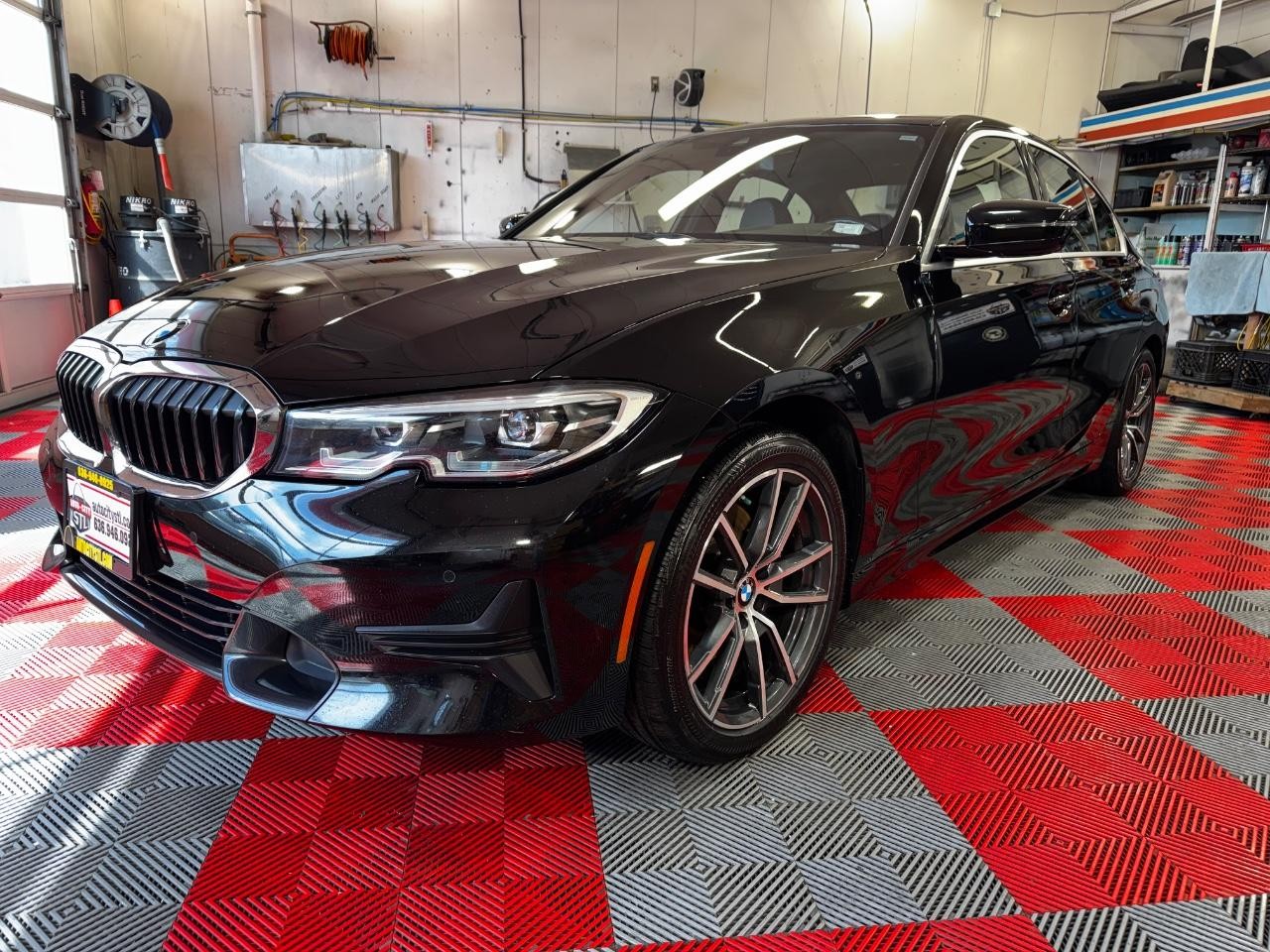 BMW 3 Series Vehicle Full-screen Gallery Image 03