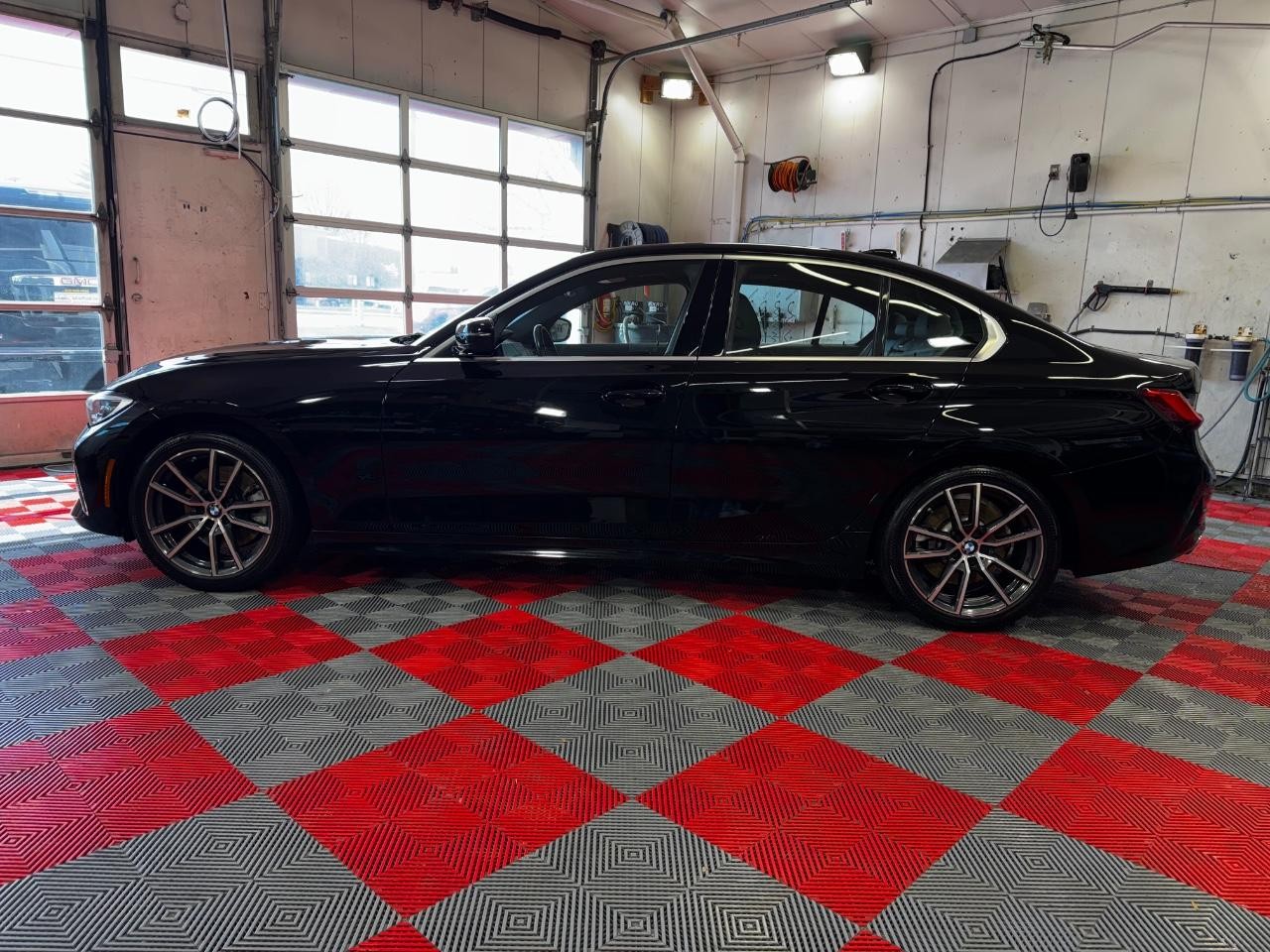 BMW 3 Series Vehicle Full-screen Gallery Image 04