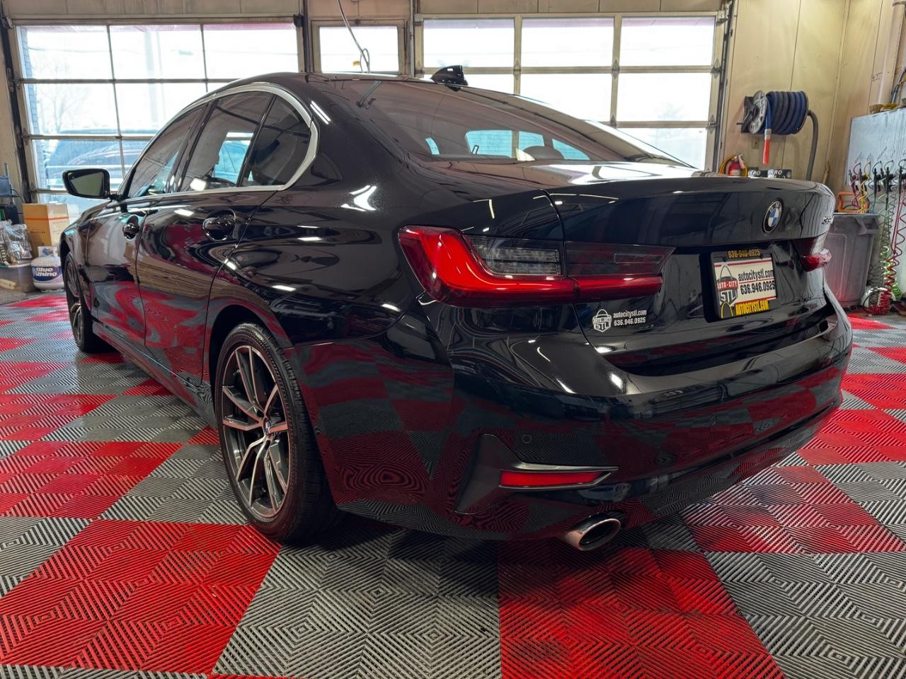 BMW 3 Series Vehicle Full-screen Gallery Image 05