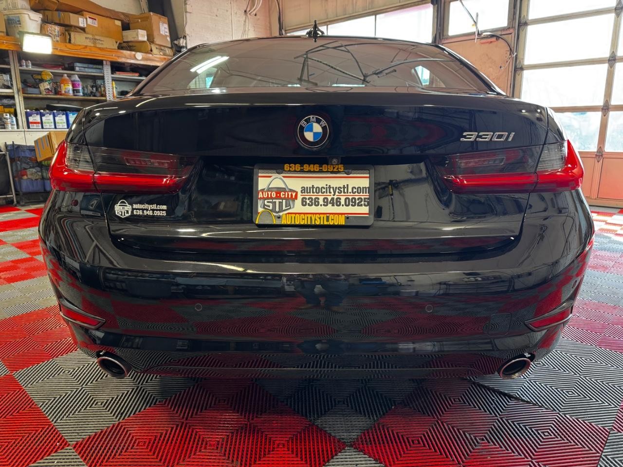 BMW 3 Series Vehicle Full-screen Gallery Image 06