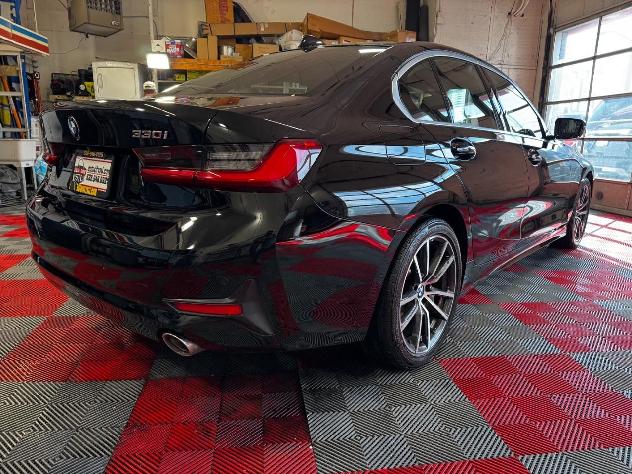 BMW 3 Series Vehicle Full-screen Gallery Image 07