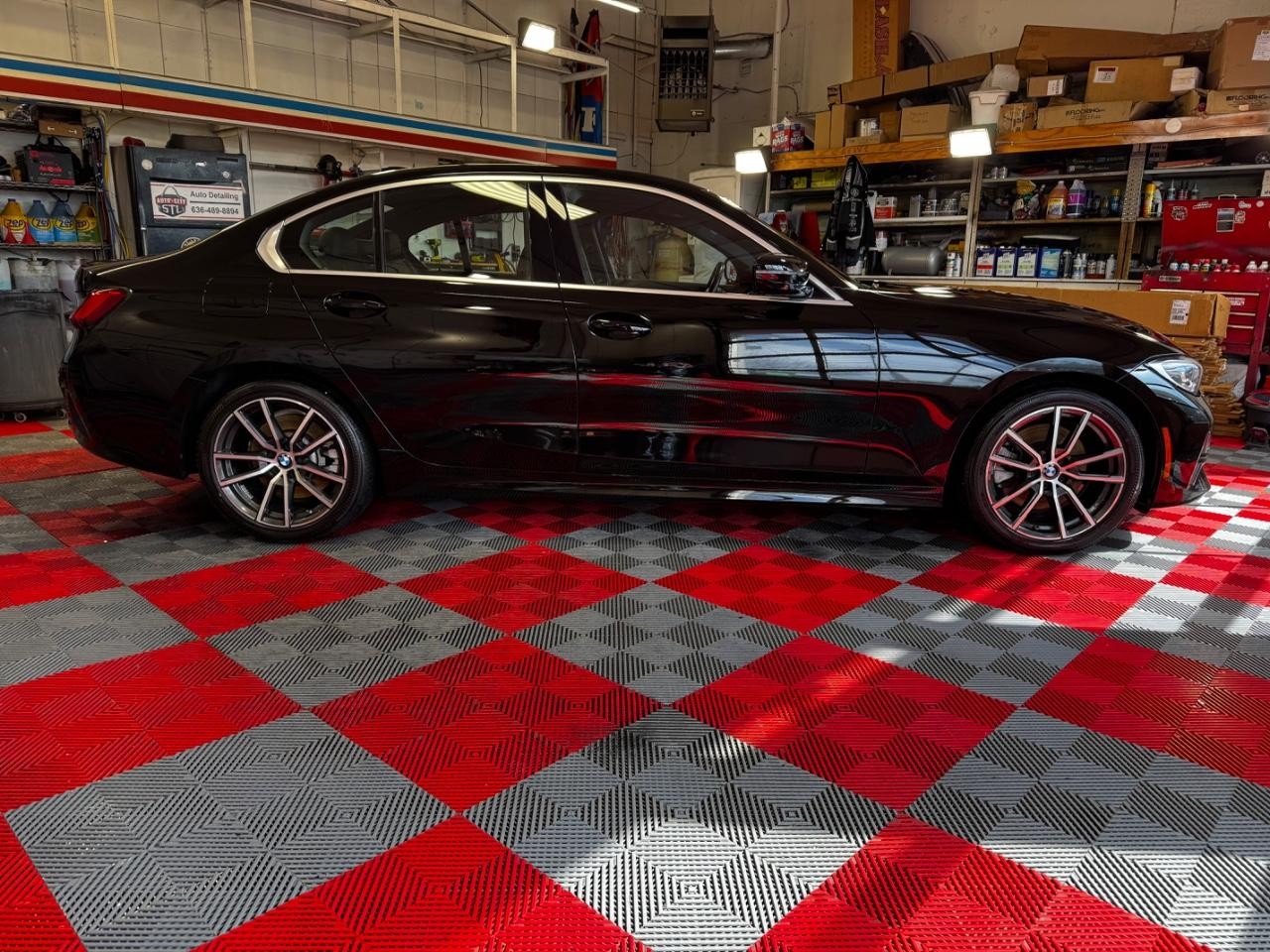 BMW 3 Series Vehicle Full-screen Gallery Image 08