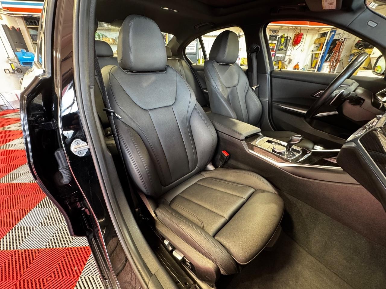 BMW 3 Series Vehicle Full-screen Gallery Image 09