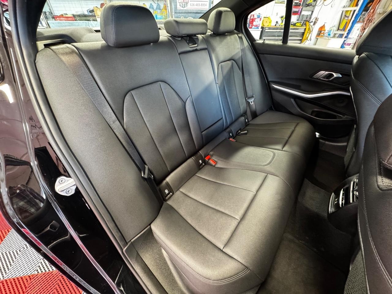 BMW 3 Series Vehicle Full-screen Gallery Image 10