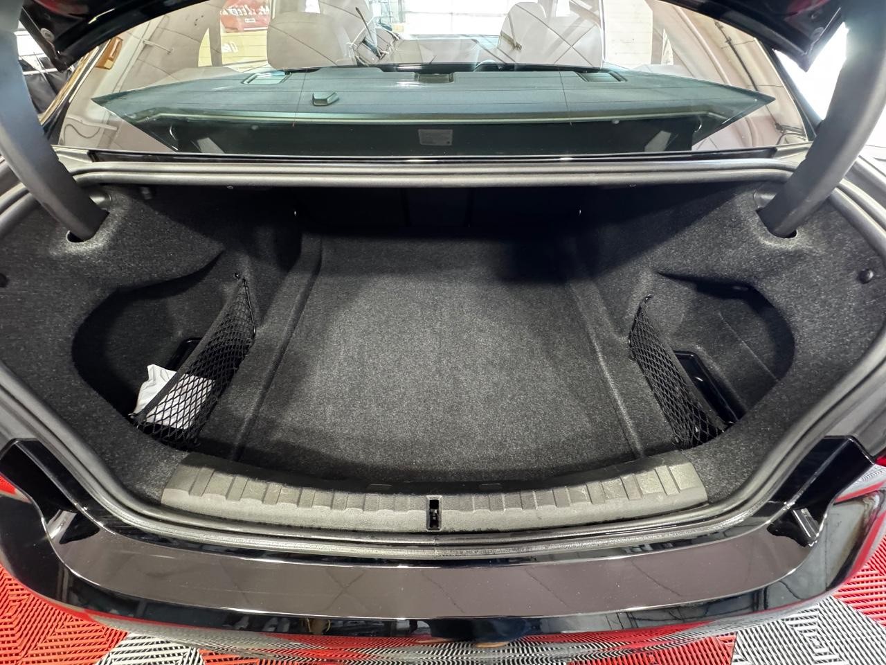 BMW 3 Series Vehicle Full-screen Gallery Image 11