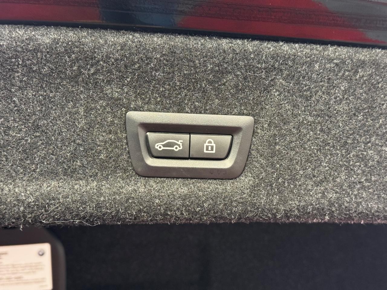 BMW 3 Series Vehicle Full-screen Gallery Image 12