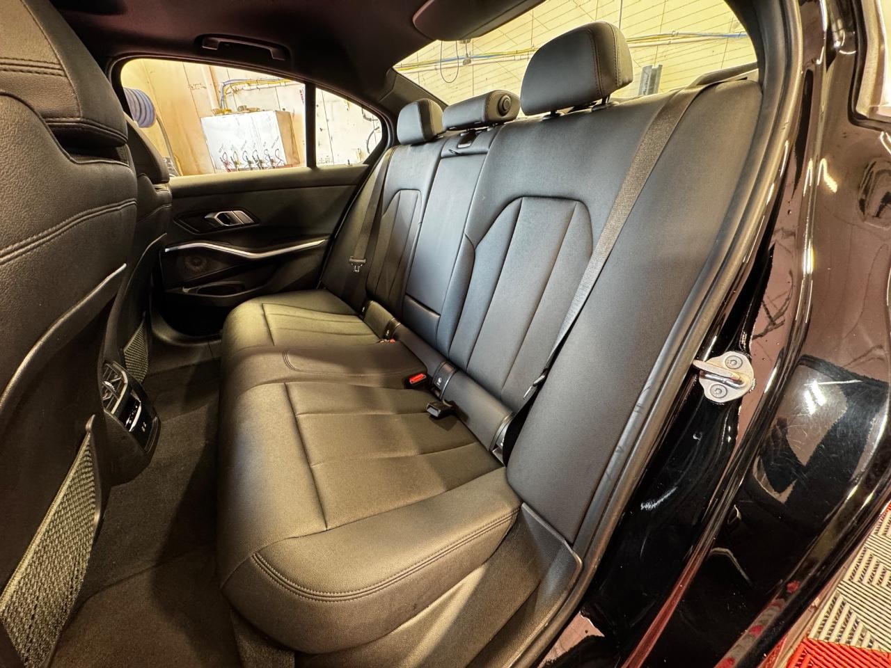 BMW 3 Series Vehicle Full-screen Gallery Image 13