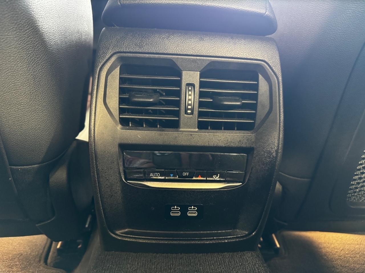 BMW 3 Series Vehicle Full-screen Gallery Image 14