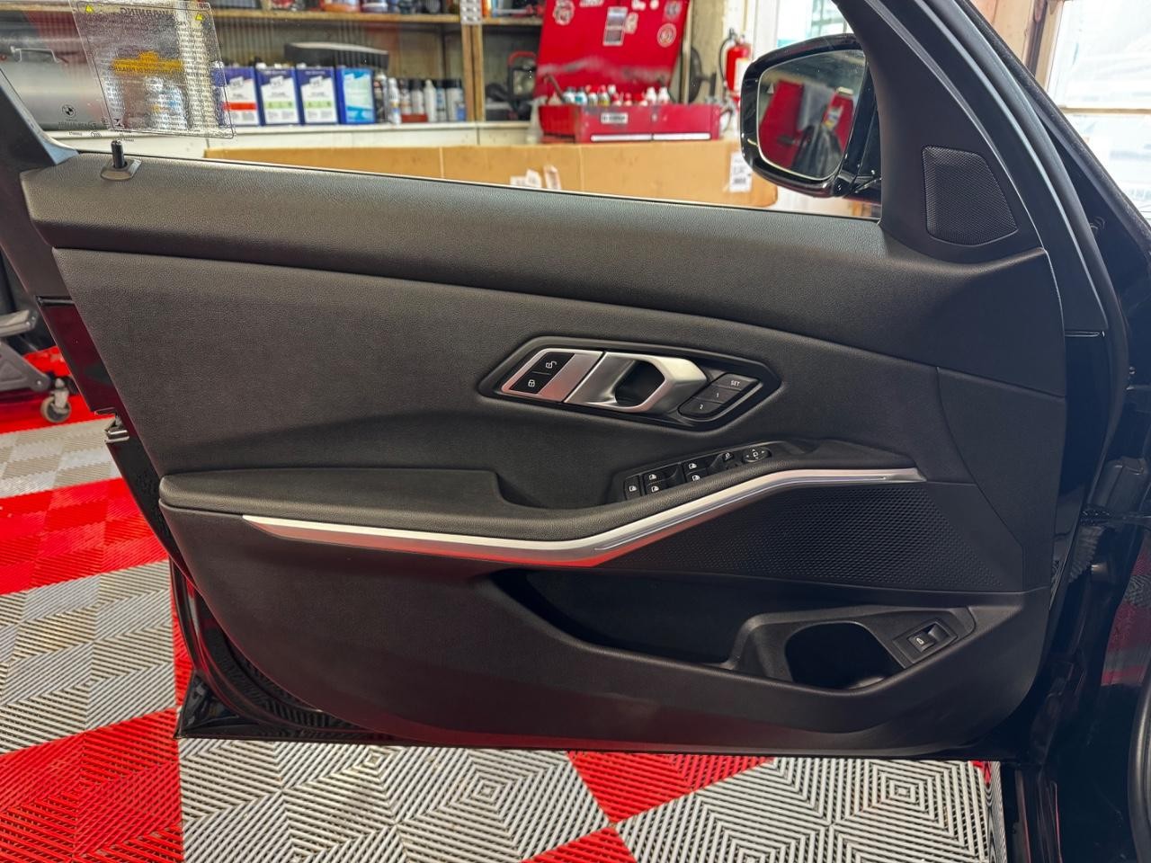 BMW 3 Series Vehicle Full-screen Gallery Image 15