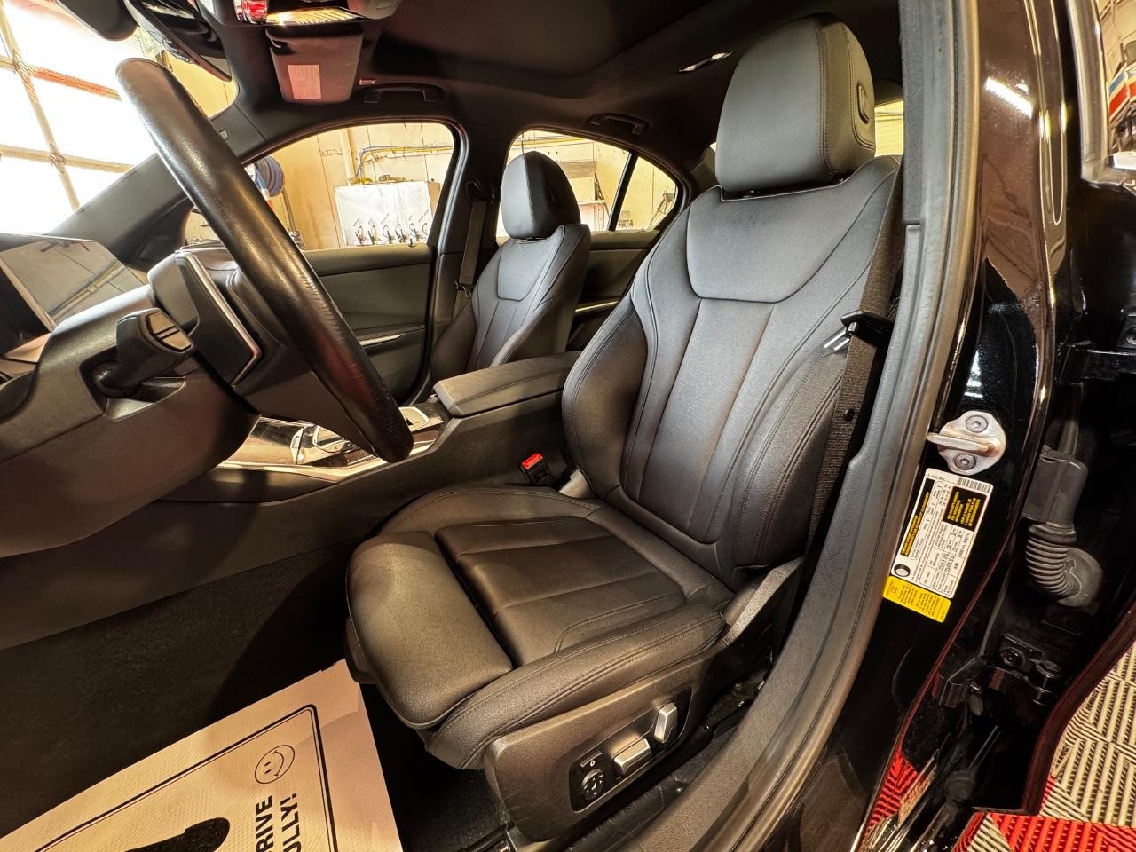 BMW 3 Series Vehicle Full-screen Gallery Image 16