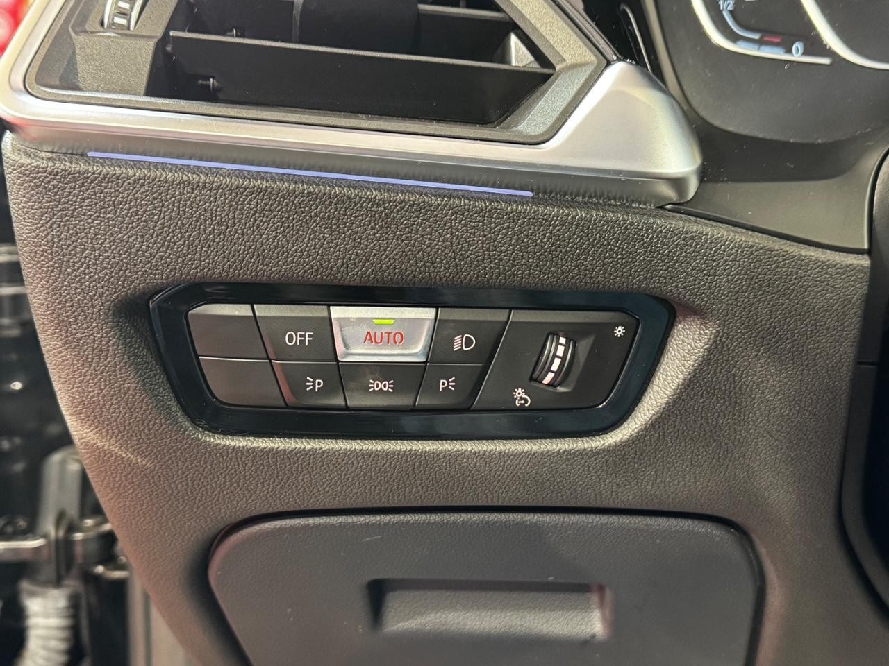 BMW 3 Series Vehicle Full-screen Gallery Image 17