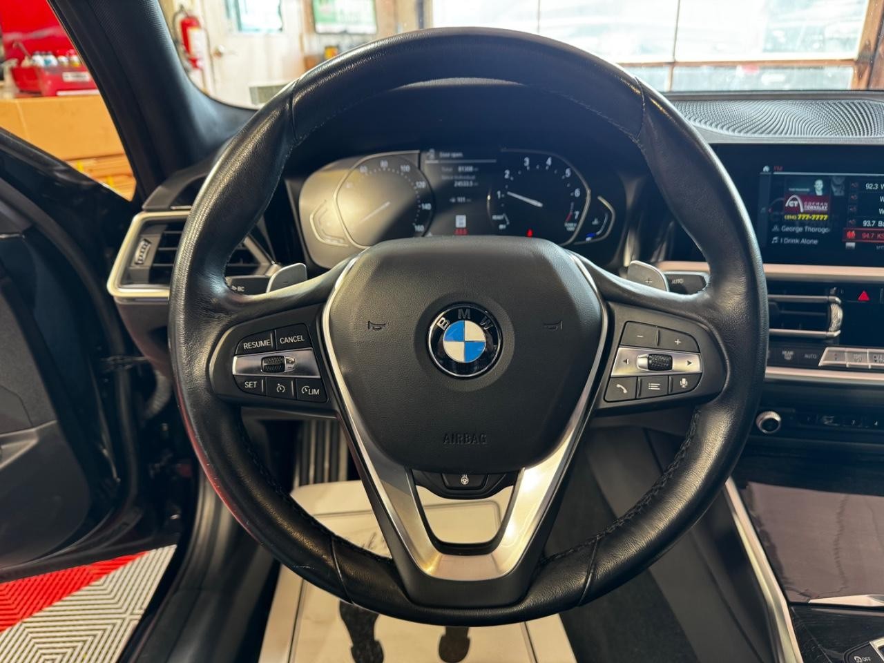 BMW 3 Series Vehicle Full-screen Gallery Image 18