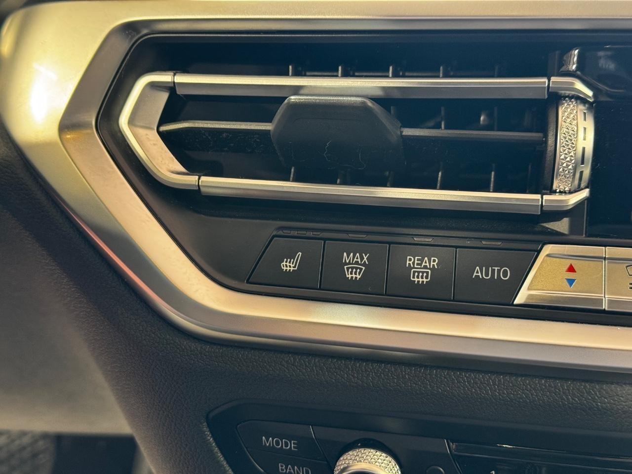 BMW 3 Series Vehicle Full-screen Gallery Image 22