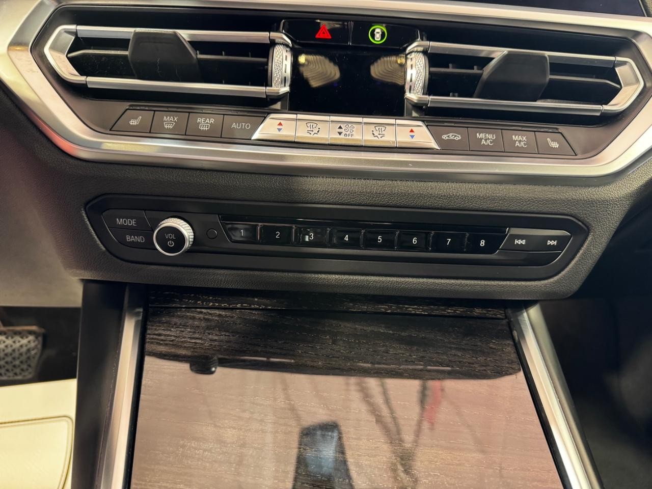 BMW 3 Series Vehicle Full-screen Gallery Image 23