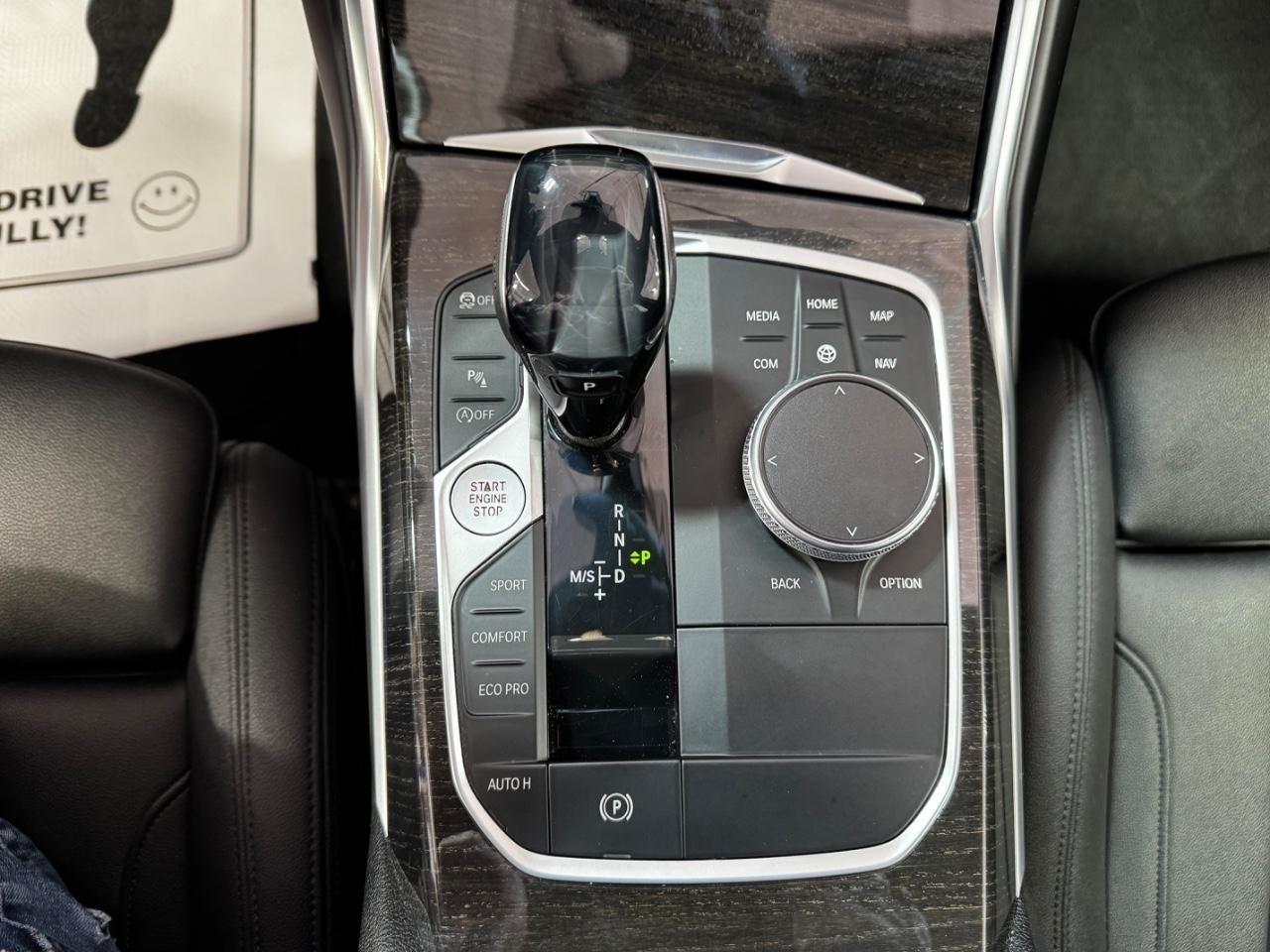 BMW 3 Series Vehicle Full-screen Gallery Image 24