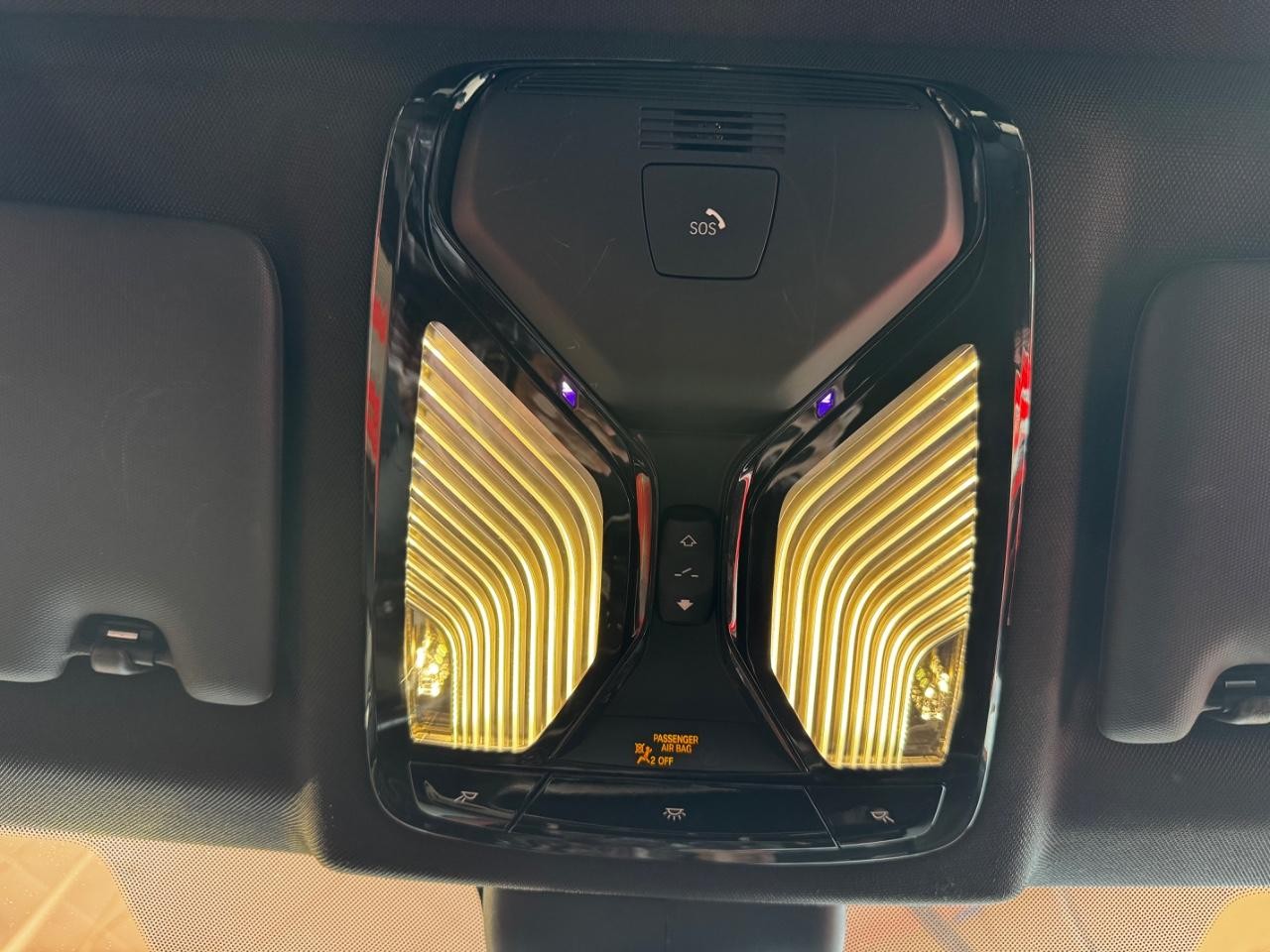 BMW 3 Series Vehicle Full-screen Gallery Image 25