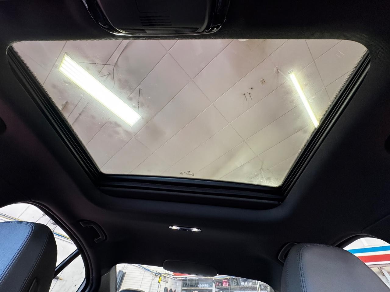 BMW 3 Series Vehicle Full-screen Gallery Image 26