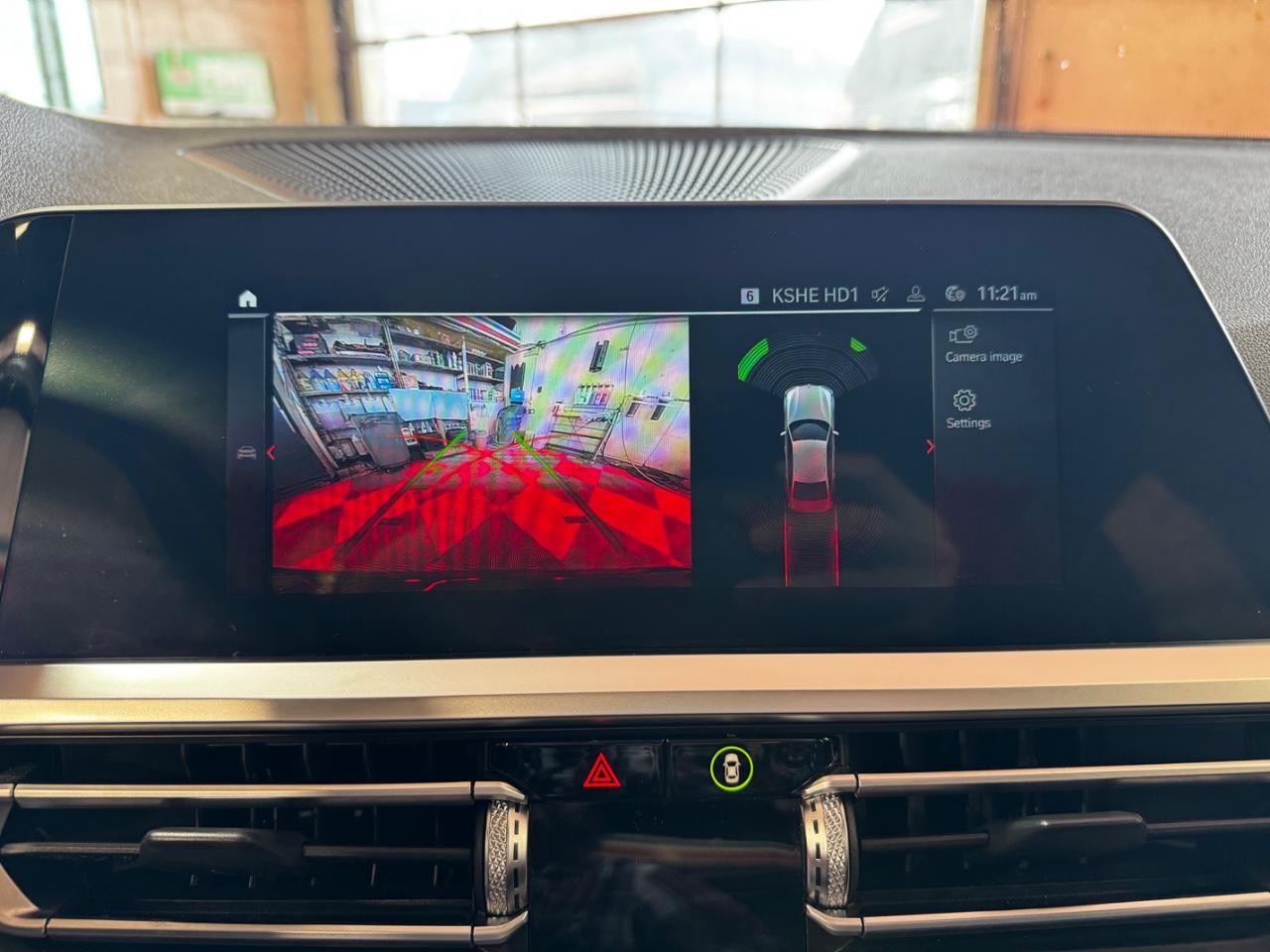 BMW 3 Series Vehicle Full-screen Gallery Image 27