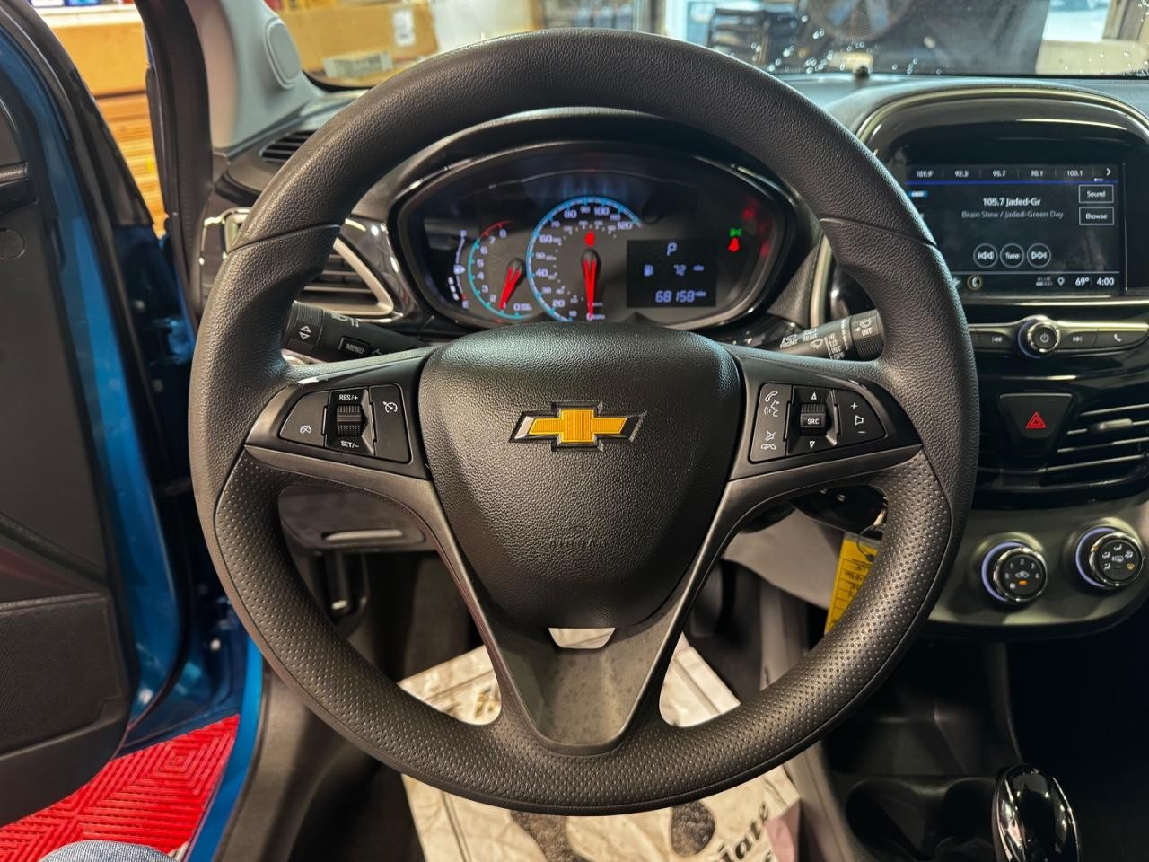 Chevrolet Spark Vehicle Full-screen Gallery Image 16