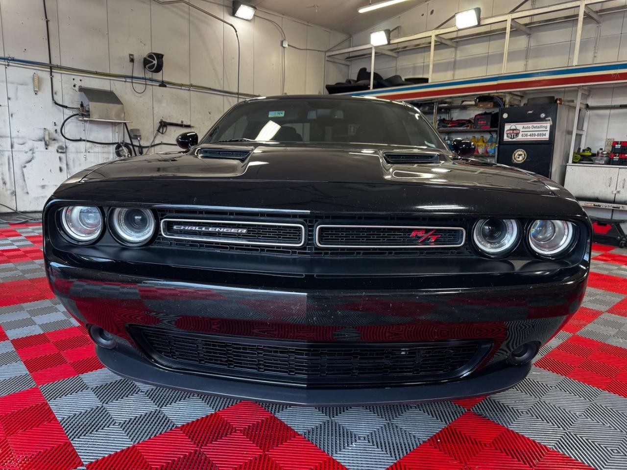 Dodge Challenger Vehicle Full-screen Gallery Image 02