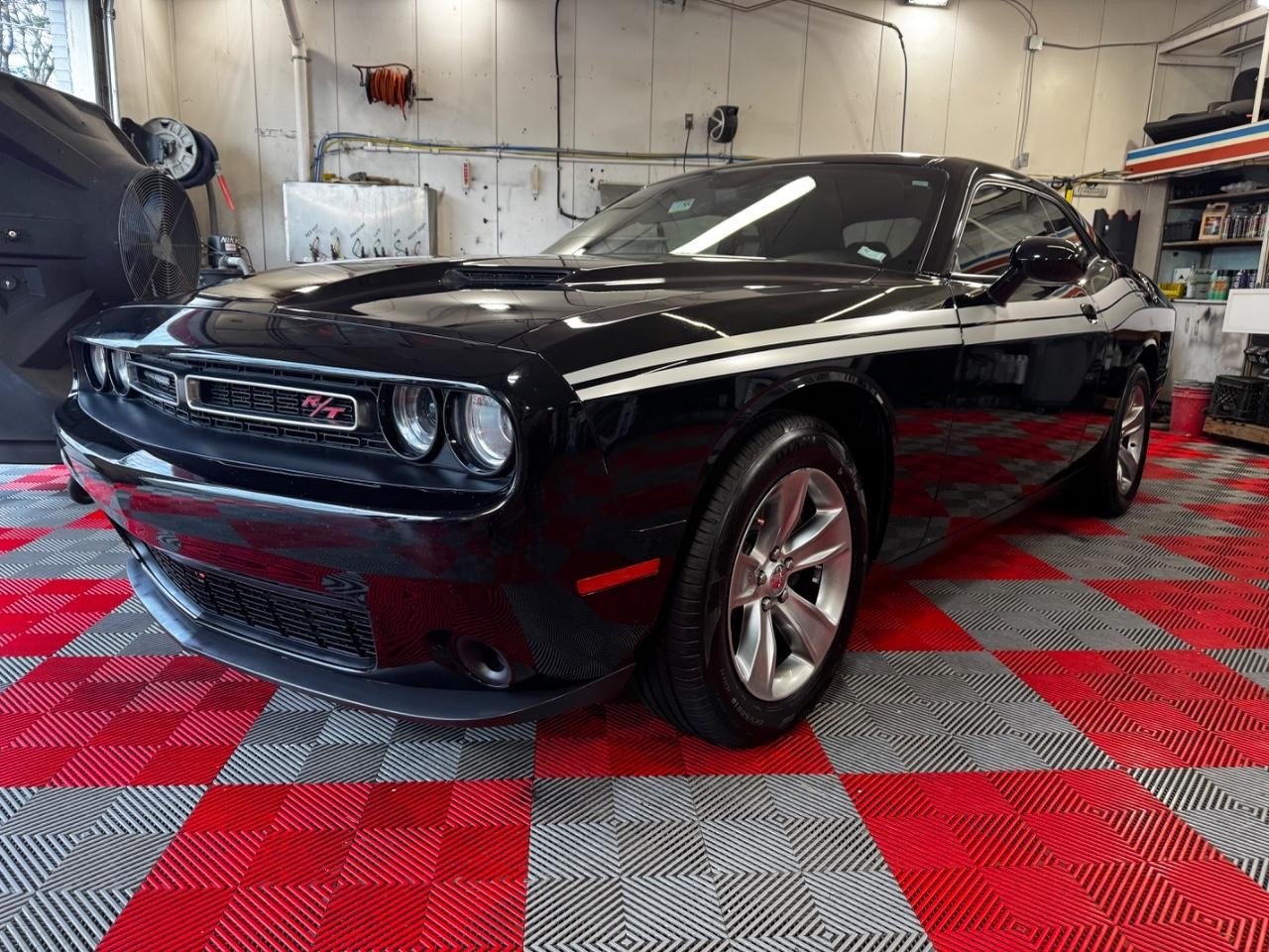 Dodge Challenger Vehicle Full-screen Gallery Image 03