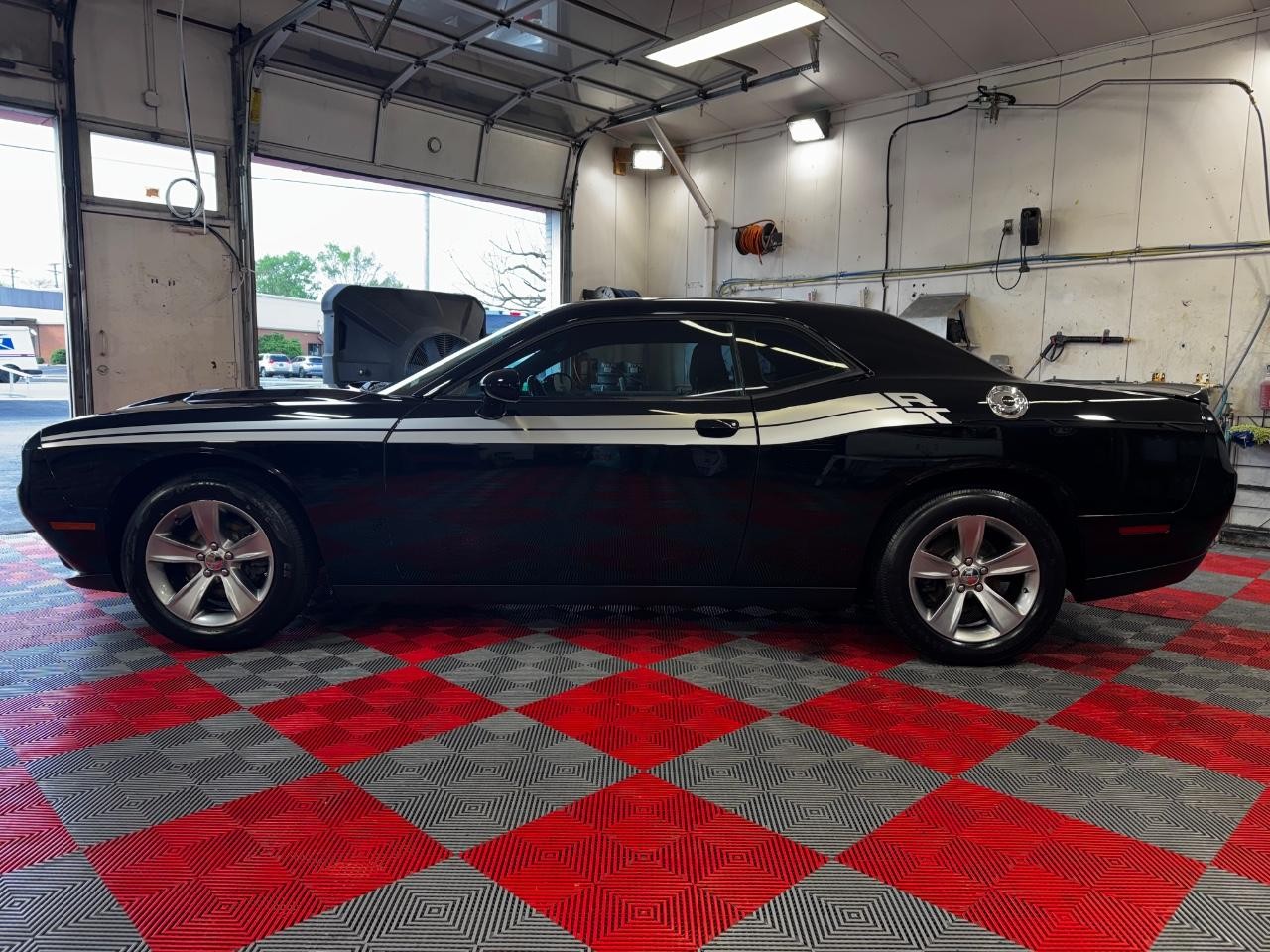 Dodge Challenger Vehicle Full-screen Gallery Image 04