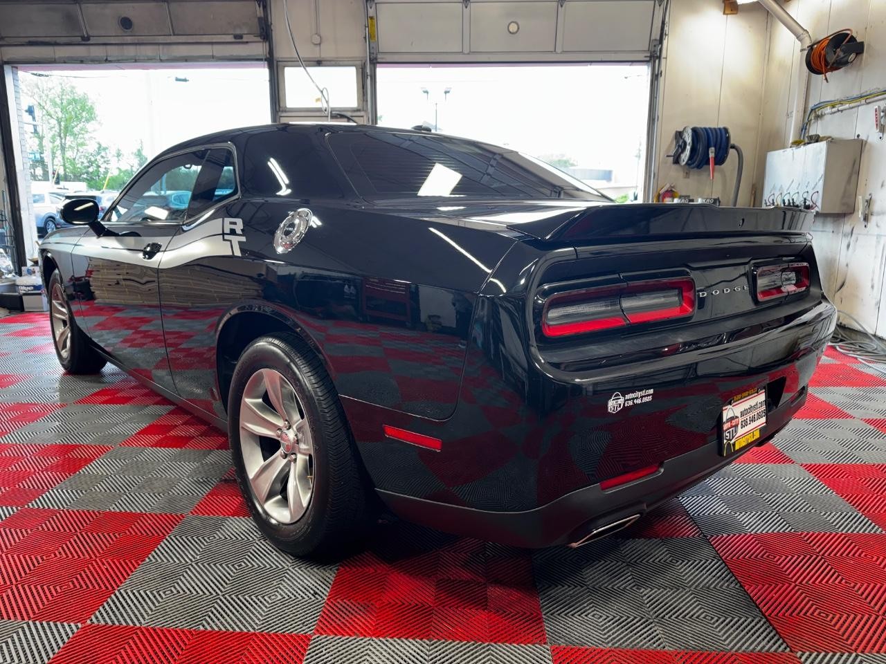 Dodge Challenger Vehicle Full-screen Gallery Image 05