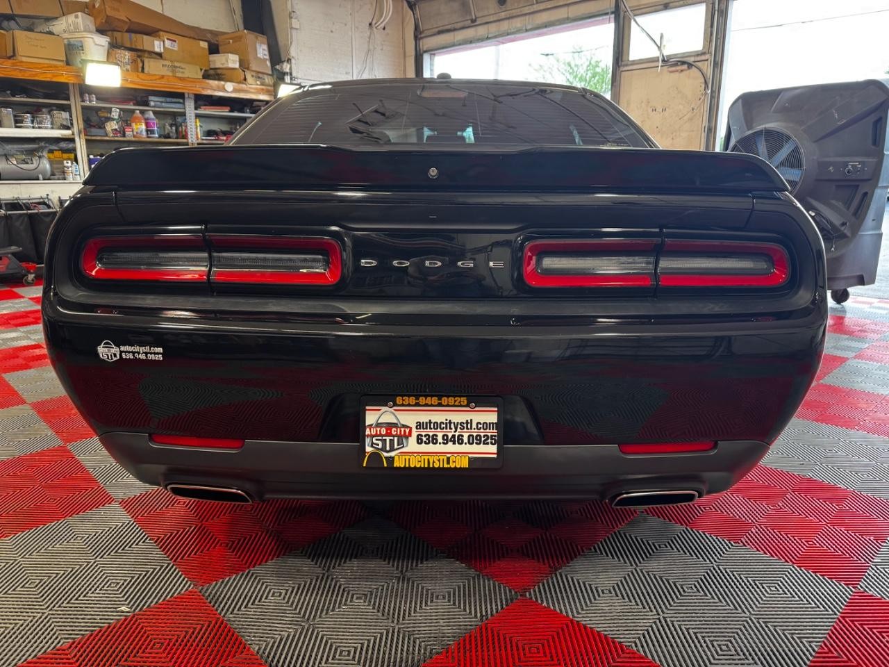 Dodge Challenger Vehicle Full-screen Gallery Image 06