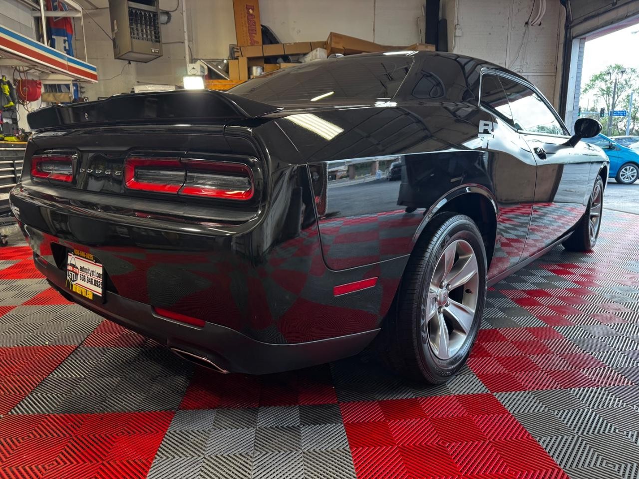Dodge Challenger Vehicle Full-screen Gallery Image 07