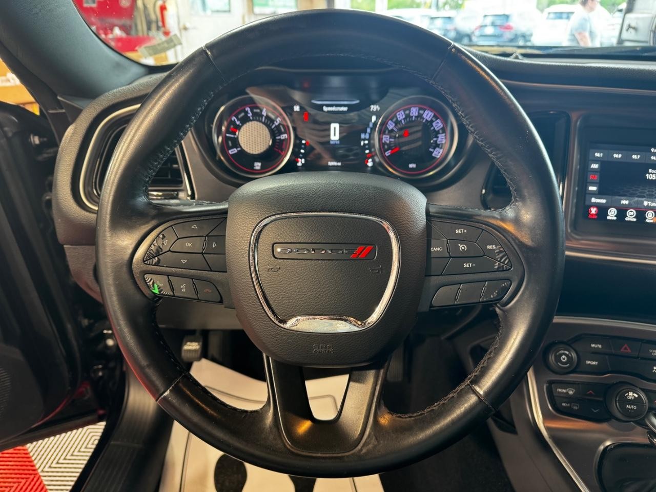 Dodge Challenger Vehicle Full-screen Gallery Image 16