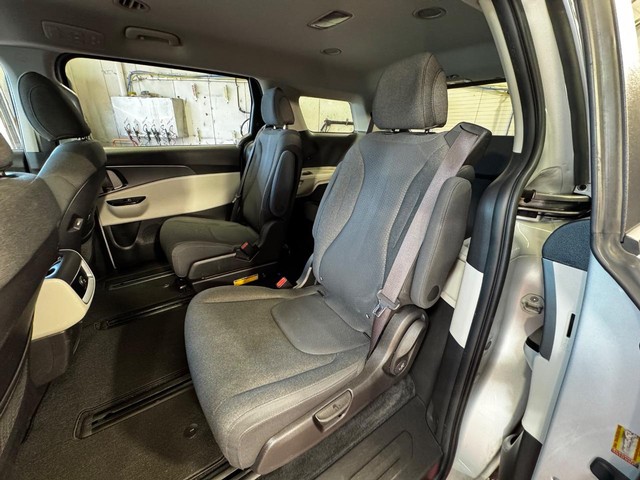 2023 Kia Carnival LX - Photo 13