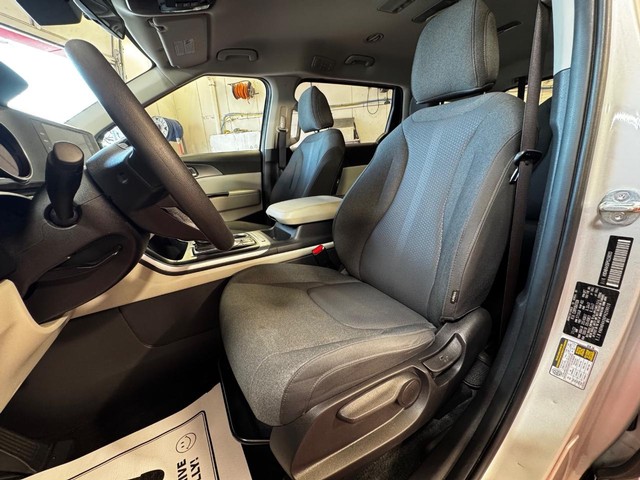 2023 Kia Carnival LX - Photo 18