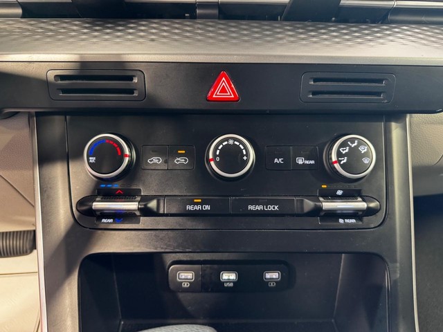 2023 Kia Carnival LX - Photo 23