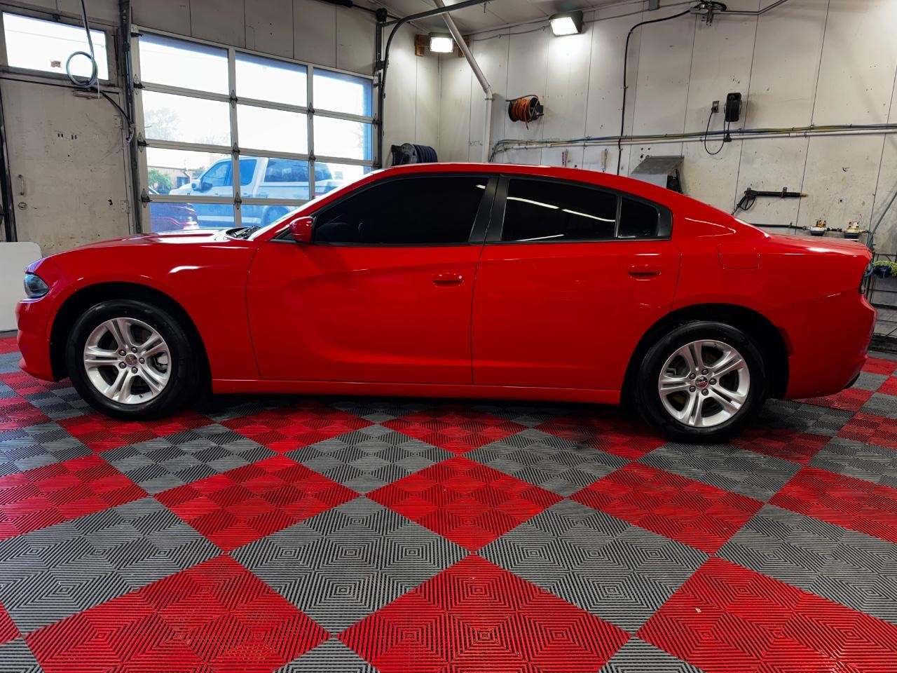 Dodge Charger Vehicle Full-screen Gallery Image 04