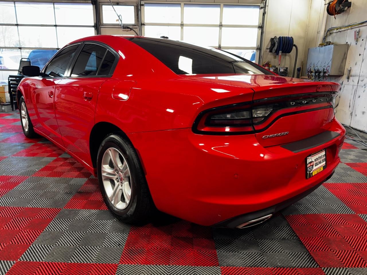 Dodge Charger Vehicle Full-screen Gallery Image 05