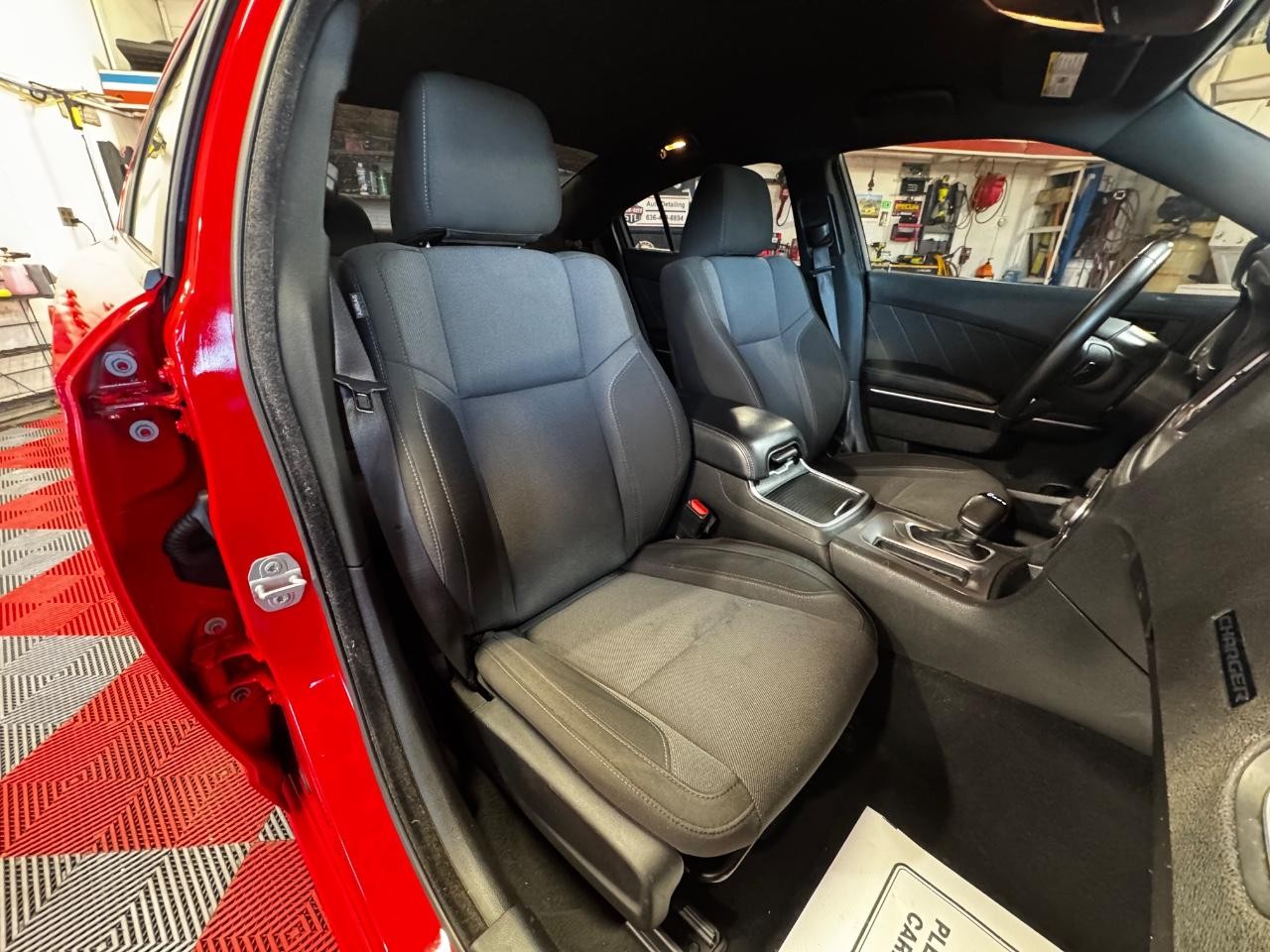 Dodge Charger Vehicle Full-screen Gallery Image 09