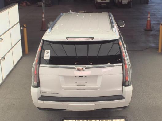 Cadillac Escalade ESV Vehicle Full-screen Gallery Image 05